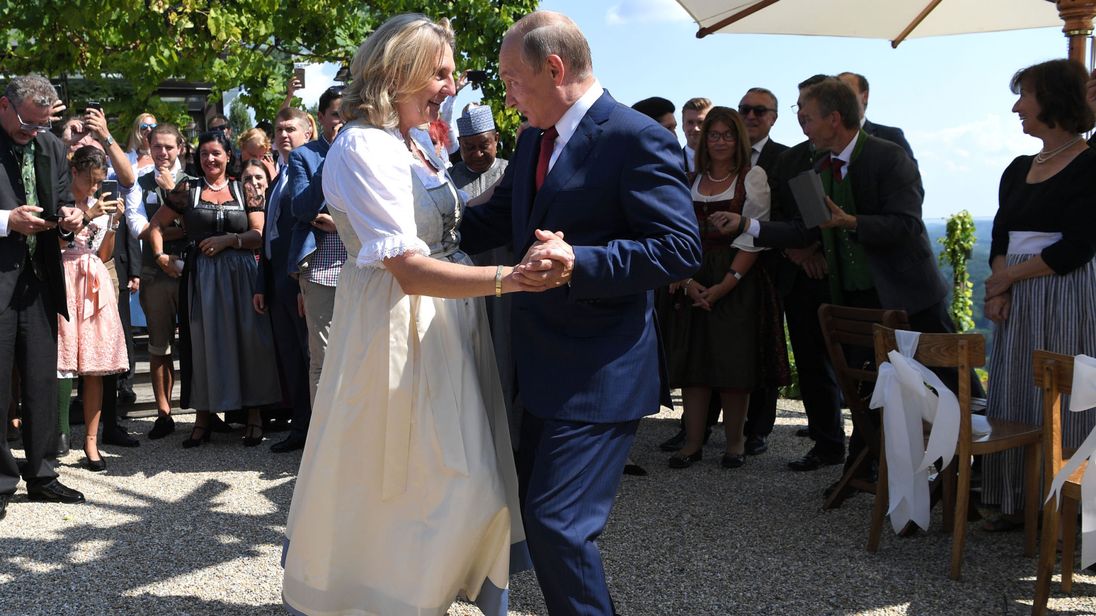 Presidenti rus ‘harron’ për pak çaste takimet zyrtare, vallëzon me ministren austriake në dasmën e saj