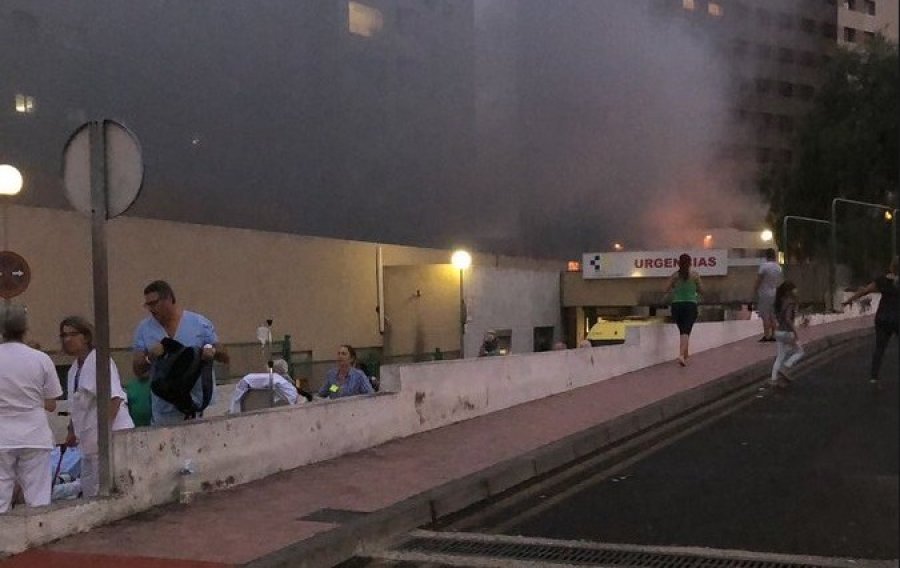 Gruaja i vuri flakën spitalit pasi nuk i shërbyen të afërmit