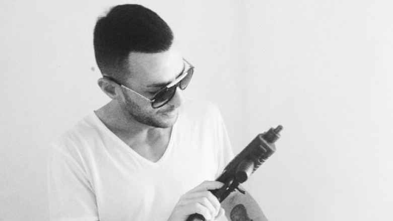 Reperi shqiptar që fle me armë poshtë jastëkut/”Kam hekurin pranë….”