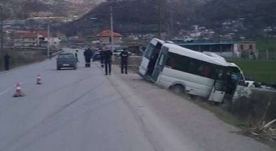 FOTO/Furgoni me pasagjer del nga rruga ne Librazhd, 10 të plagosur rëndë