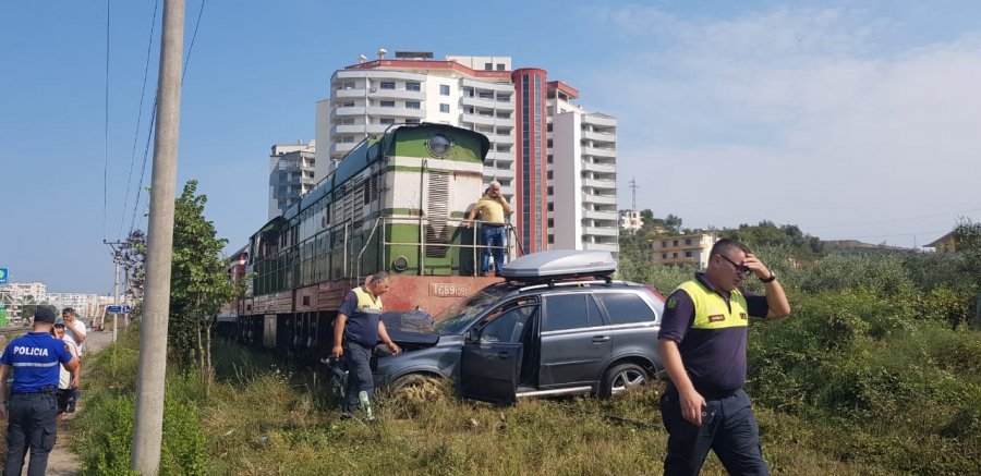 Treni përplasi makinën me targa angleze në Kavajë, policia jep detajet për familjarët e lënduar