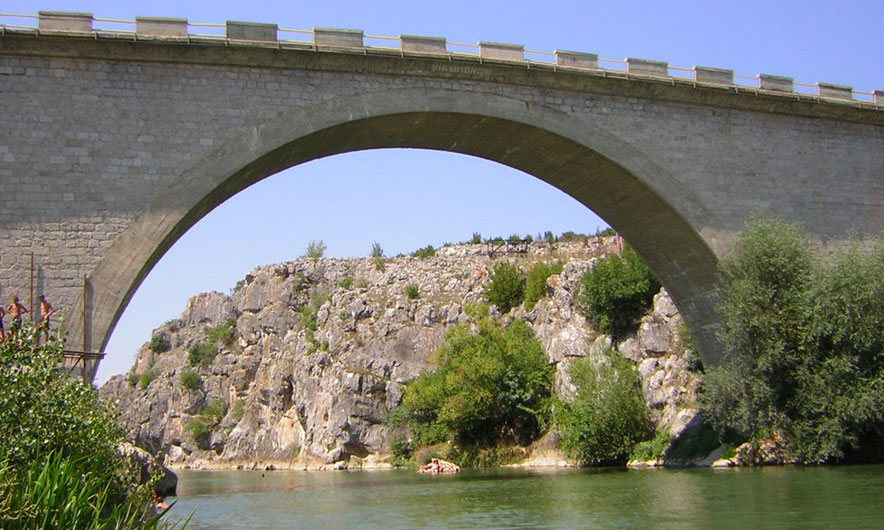 Gjendet i mbytur, pasi u hodh nga ura mbi Mat