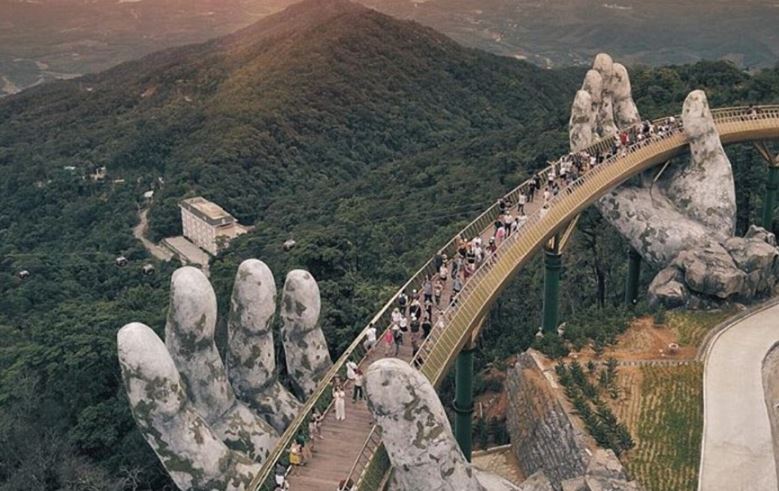 FOTO GALERI/ Duart gjigante ‘mbajnë’ urën 1500 metra të gjatë