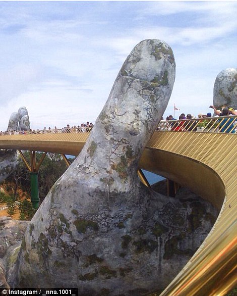 FOTO GALERI/ Duart gjigante ‘mbajnë’ urën 1500 metra të gjatë