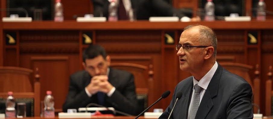 Vasili sulmon Ahmetajn:”Ministër që përmbush të gjithë psikopatitë e kryeministrit”