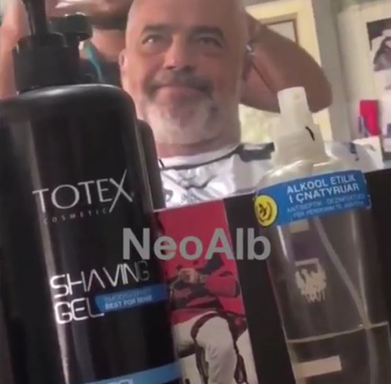 Videoja e Ramës tek berberi në Fier,aktori nuk harron t’i thotë dy fjalë: Shyqyr u qethe dhe lave se qelbeshe erë