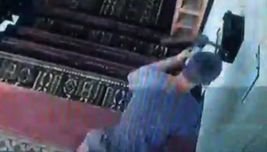 I riu vjedh xhaminë një ditë pas Bajramit, hoxha i Prishtinës publikon videon për të nxjerrë autorin