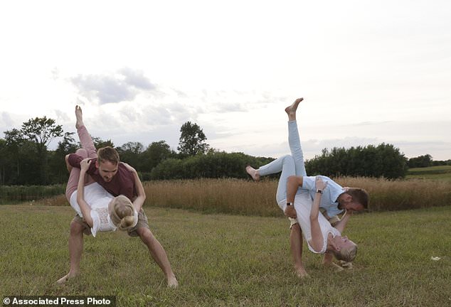 FOTO/ Binjakët identikë martohen me binjake identike, do të jetojnë dhe në të njëjtin apartament