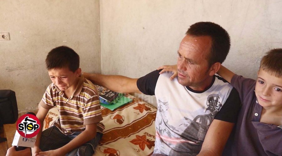 VIDEO/”Mos më përplasni se jam gjynah”! Tre vëllezërit që i refuzon mësuesja dhe shokët