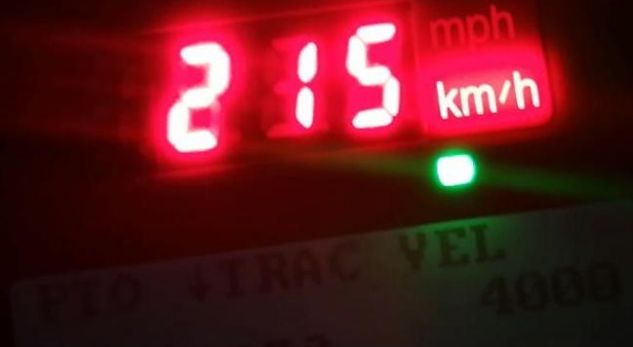 Me shpejtësi 215 km/h, pezullohen 71 patenta në Tiranë