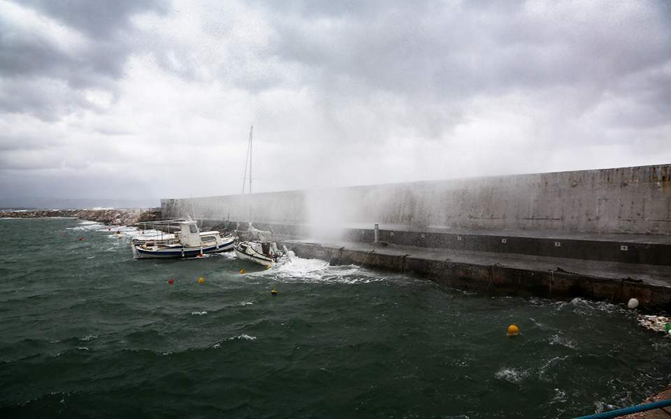 VIDEO/Cikloni i dytë alarmon Greqinë, meteorologia tregon a rrezikohet Shqipëria