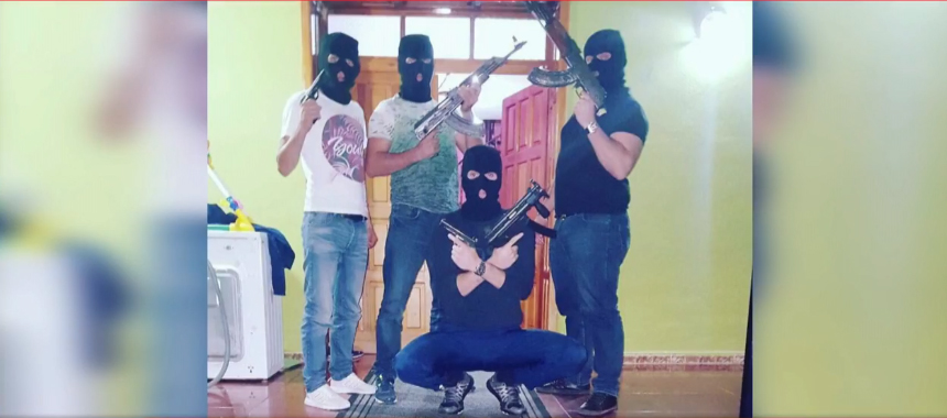 Gazetari publikon fotot, si pozojnë të rinjtë e Shkodrës me armë dhe maska