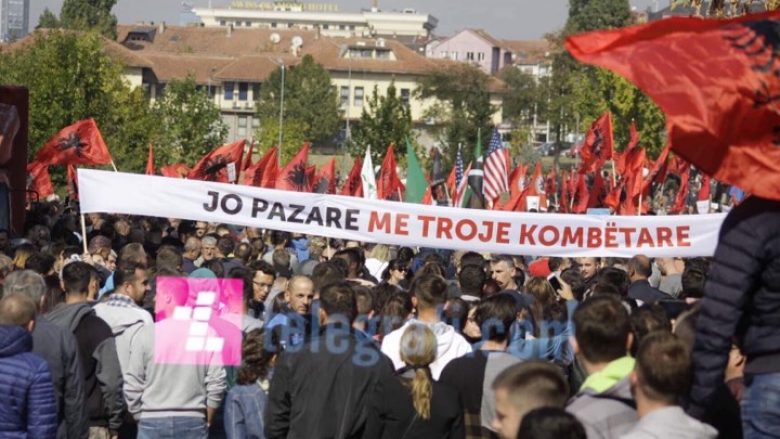VIDEO/Hashim Thaçi në Veri, ndërsa qytetarët protesojnë kundër idesë së tij për ndryshim të kufijve