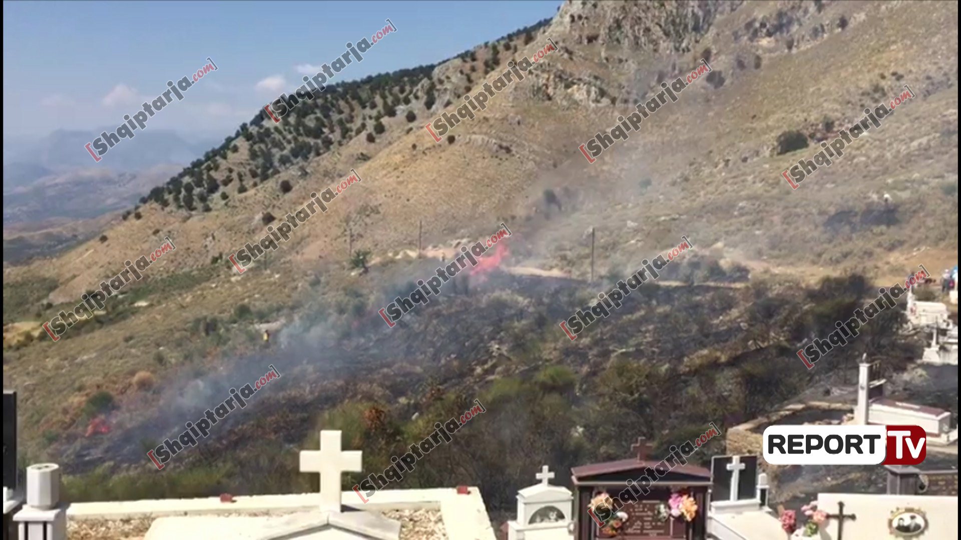 Përfshihet nga flakët kisha në Finiq, zjarri përhapet deri tek varrezat