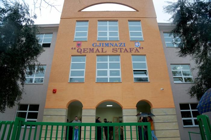 DENONCIM/Regjistrimi në gjimnazin “Qemal Stafa” bëhet vetëm po pagove 100 mijë lekë