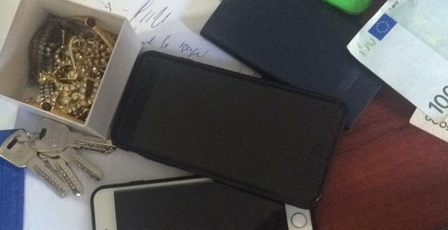 Thyen “Benzin” për të vjedhur portofolin, arrestohet një vajzë dhe një 21-vjecar