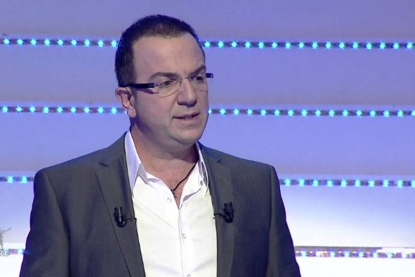 Ardit Gjebrea zihet ngushtë në “Telebingon Shqiptare”, incidenti i papritur e nxjerr nga skenari