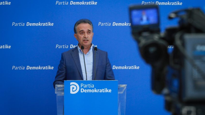 VIDEO/’Hiqen specialistët dhe vendosen militantët, qeveria pushon 600 punonjës nga ALBPETROL’