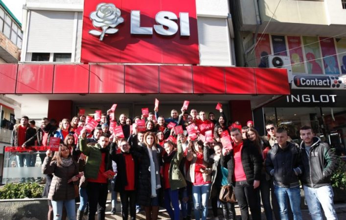 FOTO/Aksioni i të rinjve të LRI, çfarë ndodhi gjatë natës