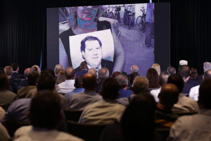 VIDEO/”Azem ti je gjallë”, fjalët dhe mesazhet në nderim të Azem Hajdarit