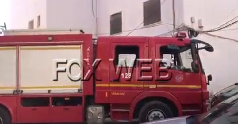VIDEO/Zjarr në apartamentin në Durrës, zjarrëfikësja bllokohet nga mjetet e parkuara