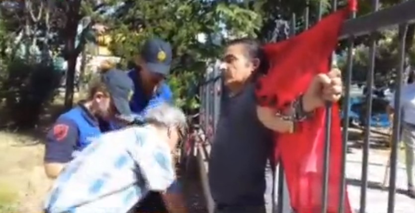 Ish-i përndjekuri lidh veten me zinxhirë në Tiranë, i pakënaqur me dëmshpërblimin