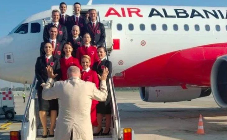 FOTO/“Air Albania” asnjë fjalë shqip, veç turqisht e anglisht…