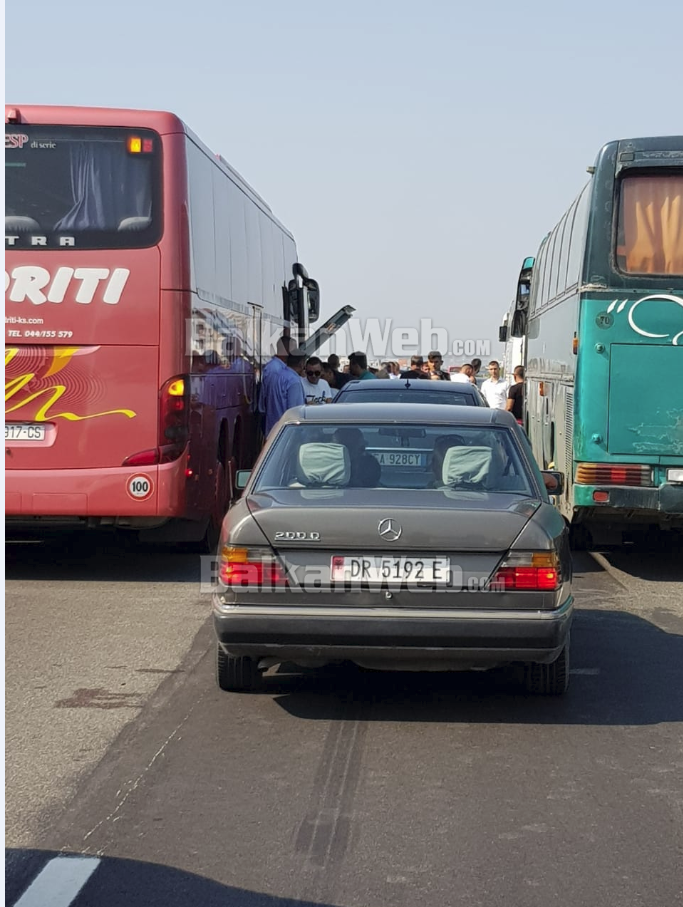 FOTO/Aksidenti në Tiranë-Durrës, përplasen pesë automjete, mes tyre dhe autobusi me pushues
