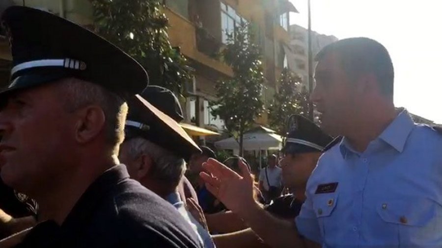 VIDEO/Elbasan, policia përplaset me opozitën, shihni sjelljen e uniformave blu