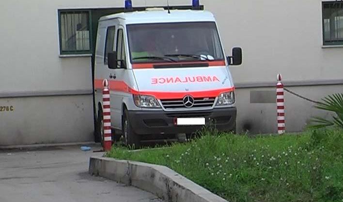 FOTO/Gjimnazisti bën për spital mësuesin, nuk është hera e parë