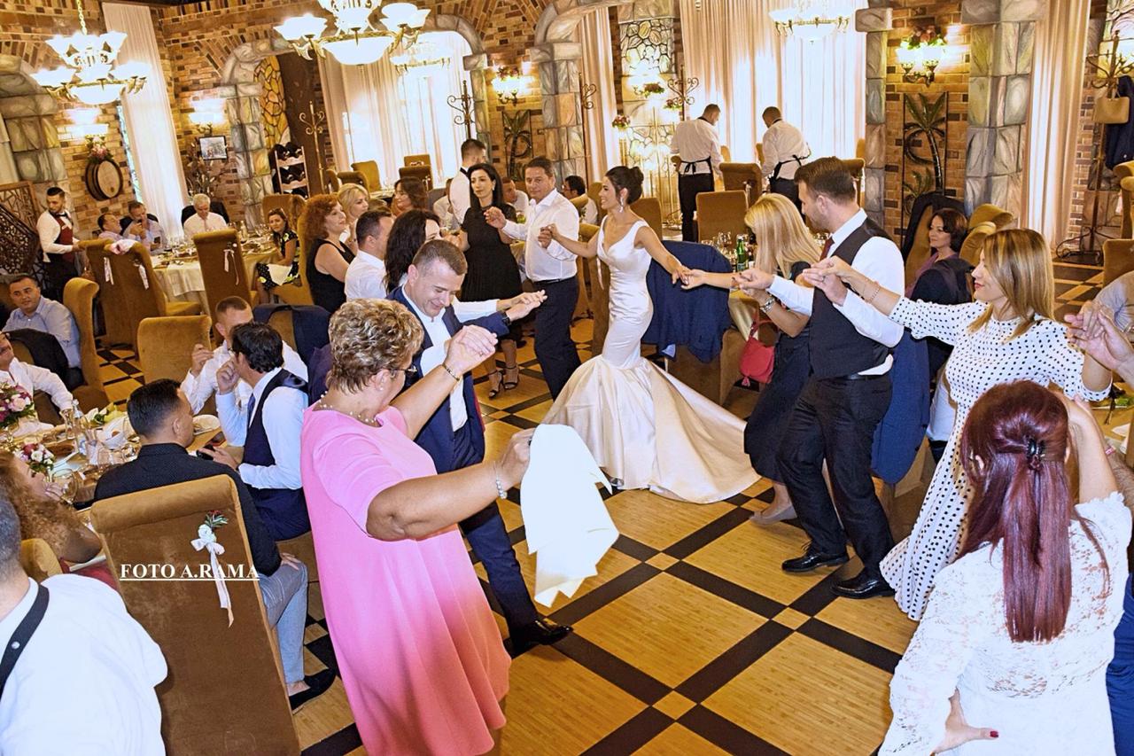 Të gjithë socialistët në valle, martohet deputeti Anduel Xhindi (FOTO)