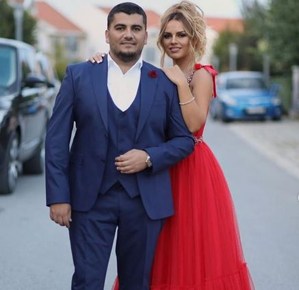 FOTO/Gruaja e Ermal Fejzullahut ‘i vjedh’ idenë kryeministrit, shkon me atlete në dasmë