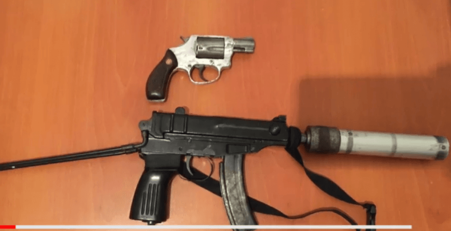 Me armë në brez dhe automatik në shtëpi, arrestohet 42-vjecari nga Shijaku (EMRI)