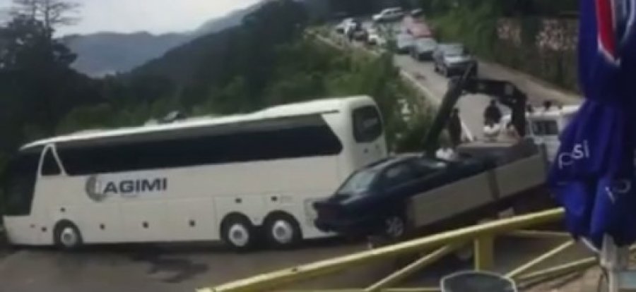 FOTO/ Aksident në Llogara, del nga rruga autobusi me 50 turistë çekë