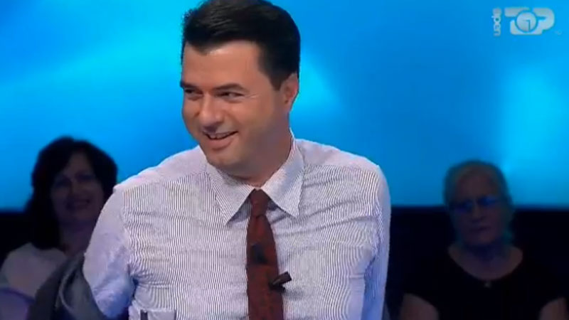 “Keni vapë ju apo vetëm unë?”/ Basha heq xhaketën “live” në emision