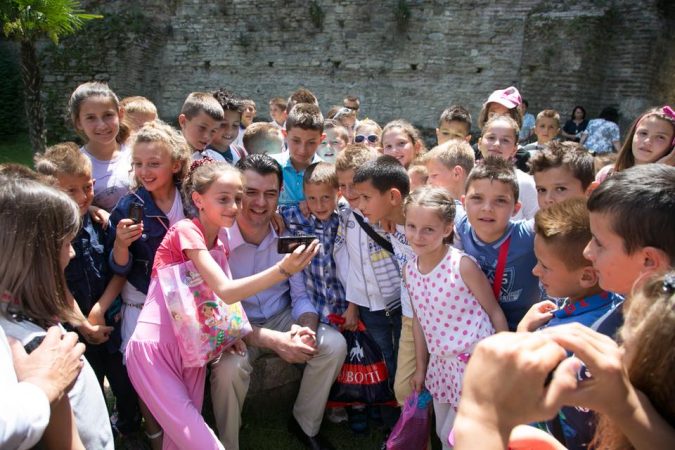 Basha i rrethuar nga fëmijët, uron nxënësit për vitin e ri shkollor