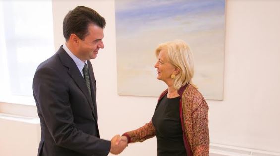 Basha takim me zyrtaren amerikane, shqetësim kapja e shtetit nga krimi i organizuar