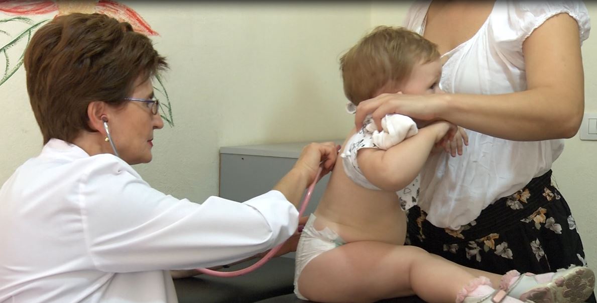 Virozat te fëmijët, fluks vizitash në pediatri, ja simptomat dhe rekomandimet e mjekëve