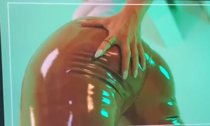 VIDEO/Këngëtarja shqiptare e dashuruar me të pasmet, bën lëvizje provokuese