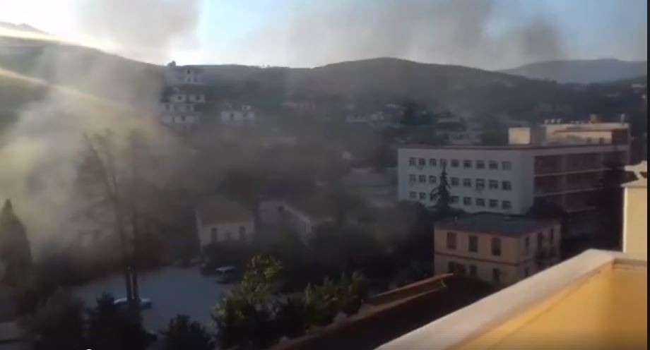 Qytetari nxjerr pamjet e katastrofës, mbetjet digjen në ambjentet e spitalit në Vlorë