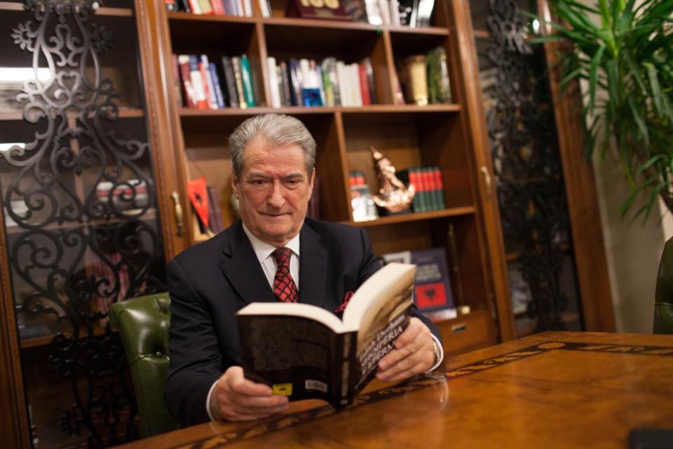 DENONCIMI/Mbyllen shtatë shkolla në Vlorë, hidhen në rrugë nxënësit dhe 40 mësues