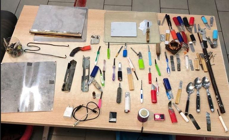 Kontrolle në burgje, kapen kapen celularë dhe drogë, 13 të proceduar