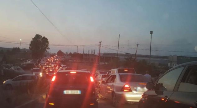 Trafik i çmendur në autostradën Tiranë- Durrës, arsyeja është e çuditshme