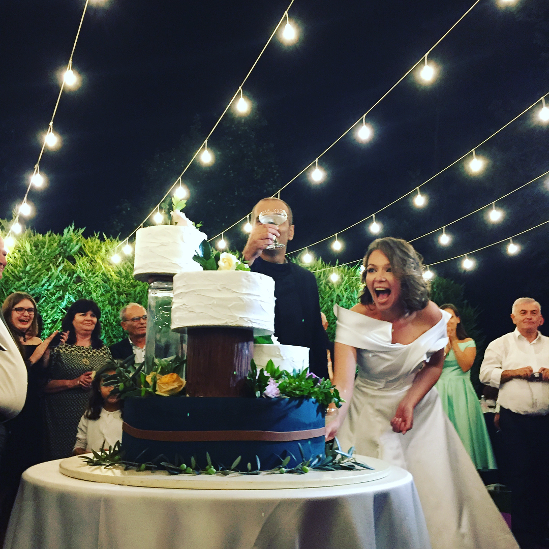 Me fustan të bardhë dhe e lumtur, publikohen fotot nga dasma ‘sekrete’ e Rona Nishliut