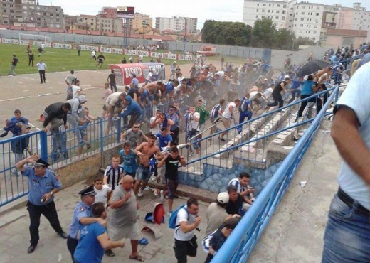 Gjak dhe grushte në stadiumin e Shkodrës, luhet Kukësi-Tirana