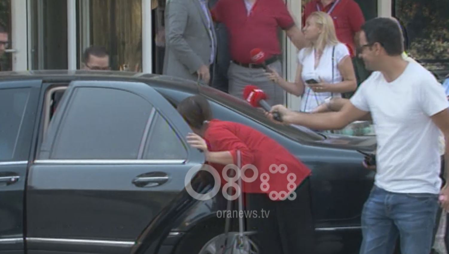 VIDEO/Shihni si drejtuesja e Prokurorisë së Krimeve të Rënda i ikën gazetarëve