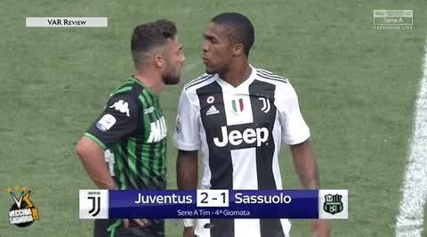 VIDEO/Douglas Costa pështyn kundërshtarin, rrëzikon dënim shembullor