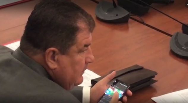 VIDEO/Mes sherrit për teatrin, veprimi i deputetit ka lënë pa fjalë