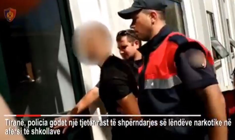 VIDEO/Shpërndante drogë në shkollat e Tiranës, pranga 22 vjeçarit