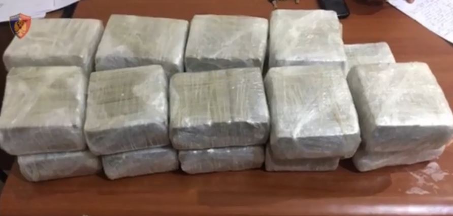 VIDEO/Operacioni në Berat, sekuestrohet heroinë, kanabis e granata, 1 në kërkim